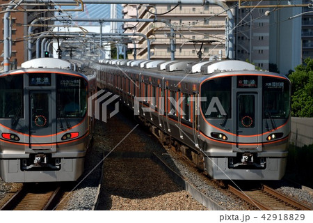 JRゆめ咲線を走る323系普通電車 42918829