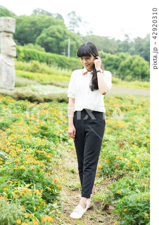 女性 メス フィールドの花 42920310