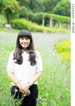 女性 メス フィールドの花 42920331
