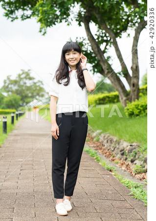 女性 メス フィールドの花 42920336