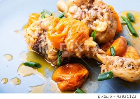 Chicken stewed in apricots 42921122
