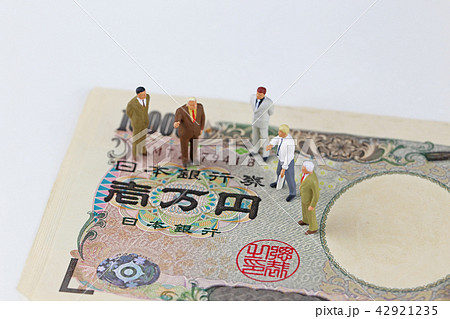 十万円とビジネスマンたち 42921235