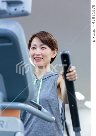 フィットネスジム 若い女性 クロストレーナー 42921979