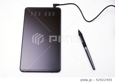 白バックのペンタブレット 42922493
