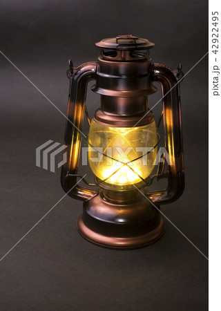 黒バックのブロンズ色のLEDランタン 42922495