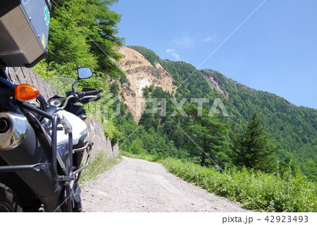 バイクと山道の写真素材