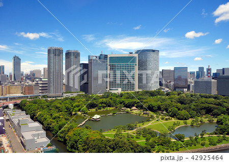 浜離宮恩賜庭園と汐留の高層ビル群 浜離宮恩賜庭園と汐留の高層ビル群 42925464