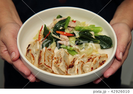 Steamed stuffing flour topped Chinese kale Steamed stuffing flour topped Chinese kale 42926010