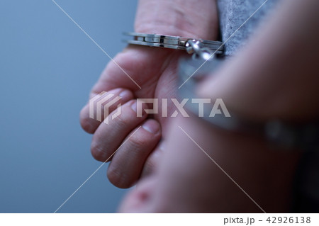 手錠 逮捕 (犯罪 違法 犯人 悪人 容疑者 事件 犯罪者 不審者 侵入 泥棒 顔なし 凶悪犯) 手錠 逮捕 (犯罪 違法 犯人 悪人 容疑者 事件 犯罪者 不審者 侵入 泥棒 顔なし 凶悪犯) 42926138