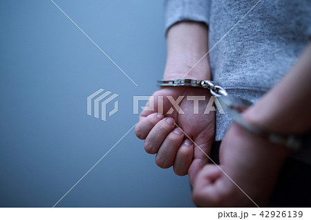 手錠 逮捕 犯罪 違法 犯人 悪人 容疑者 事件 犯罪者 不審者 侵入 泥棒 顔なし 凶悪犯 の写真素材