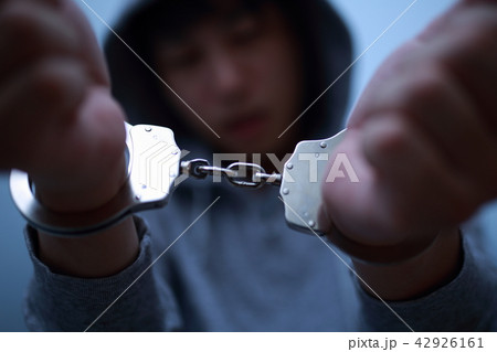 手錠 逮捕 (犯罪 違法 犯人 悪人 容疑者 事件 犯罪者 不審者 侵入 泥棒 顔なし 凶悪犯) 42926161