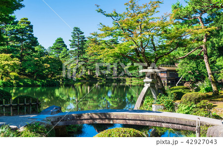 金沢　兼六園　徽軫灯籠と虹橋 42927043