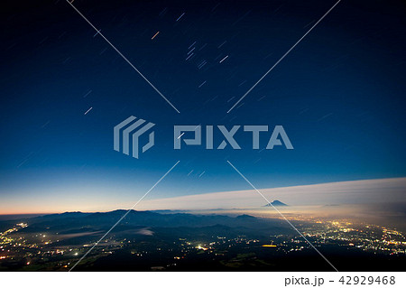 八ヶ岳赤岳山頂より富士山方面を望む 42929468