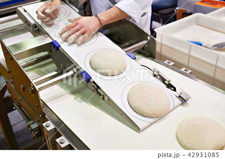 Conveyor for pizza making 42931085