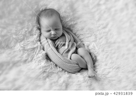 A little child in adiaper lies and sleeping 42931839