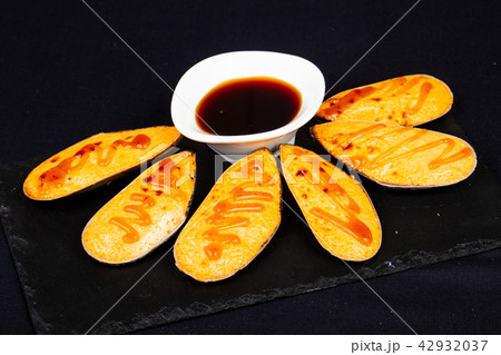 Baked mussels with cheese Baked mussels with cheese 42932037