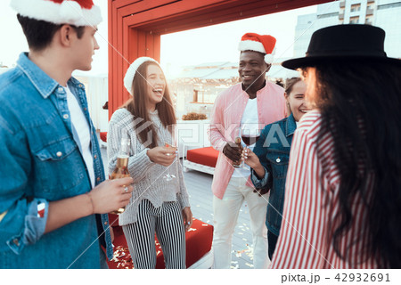 Positive females and males tasting alcohol 42932691