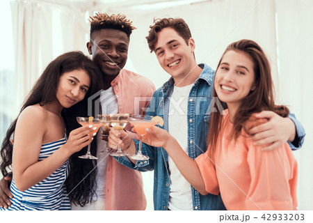 Positive women and men tasting beverage 42933203