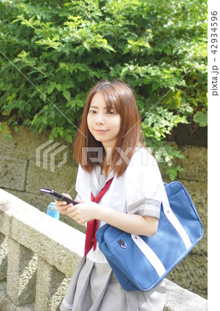 スマホをいじる女子高生 42934596