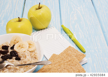 Healthy diet, fitness and weight loss concept, apple, notepad, pencil, on the table. View from above Healthy diet, fitness and weight loss concept, apple, notepad, pencil, on the table. View from above 42935084