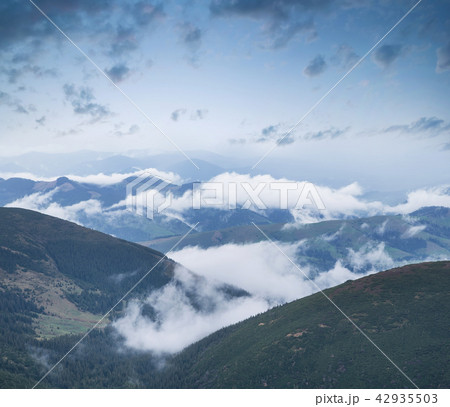 Mountain valley in mist.の写真素材 [42935503] - PIXTA