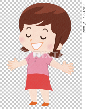 両手を広げ深呼吸する半袖の女性 42937035