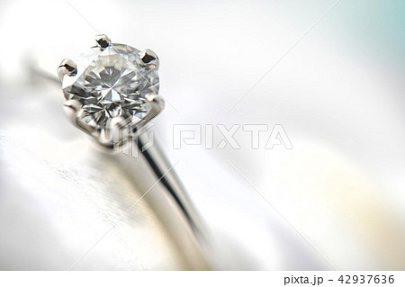 輝くダイヤモンドの結婚指輪 42937636