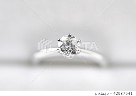 輝くダイヤモンドの結婚指輪 輝くダイヤモンドの結婚指輪 42937641