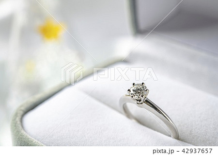 輝くダイヤモンドの結婚指輪 42937657