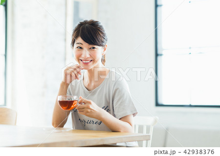 若い女性(紅茶) 若い女性(紅茶) 42938376
