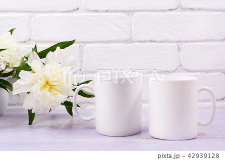 Two coffee mug mockup with ivory peony flower 42939128