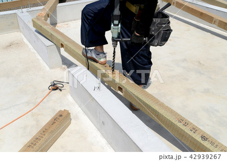 土台の穴あけ 42939267