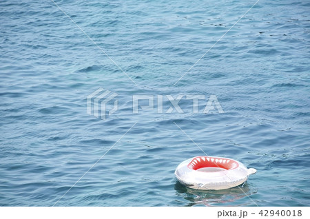 漂う浮き輪 漂う浮き輪 42940018