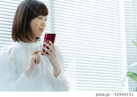窓辺に立つ女性 窓辺に立つ女性 42940131