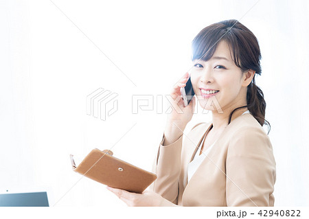 電話をする女性ビジネスマン OL オフィスレディ 女社長 電話をする女性ビジネスマン OL オフィスレディ 女社長 42940822