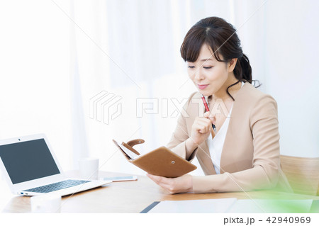 ビジネスイメージ 女性会社員 案内 OL 営業 コンシェルジュ オフィスレディ ビジネスイメージ 女性会社員 案内 OL 営業 コンシェルジュ オフィスレディ 42940969