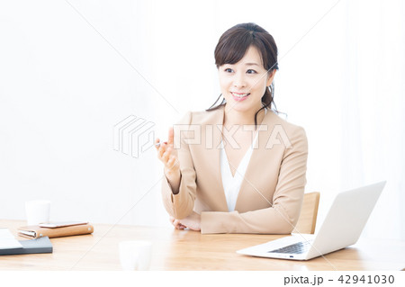 ビジネスイメージ　女性会社員　案内　OL　営業　コンシェルジュ　オフィスレディ 42941030