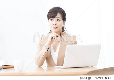 ビジネスイメージ 女性会社員 案内 OL 営業 コンシェルジュ オフィスレディ ビジネスイメージ 女性会社員 案内 OL 営業 コンシェルジュ オフィスレディ 42941031