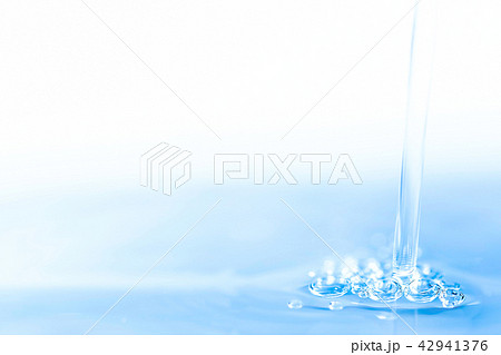 水の泡・水面・水中・水の素材。健康や医療、環境やライフスタイル、飲料のイメージ。 42941376