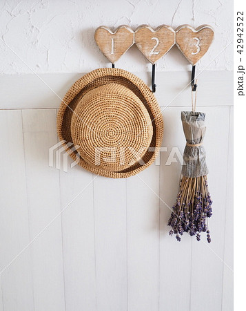 壁面にナチュラルインテリア雑貨 42942522
