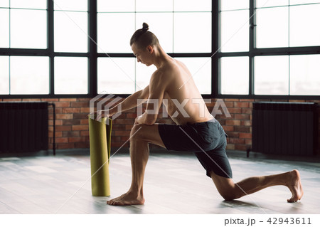 health fit body gym training lifestyle man prepare 42943611