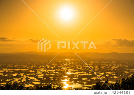《富山県》富山の絶景・砺波平野、散居村の夕景 《富山県》富山の絶景・砺波平野、散居村の夕景 42944102