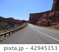 アメリカの渓谷沿いの道 42945153