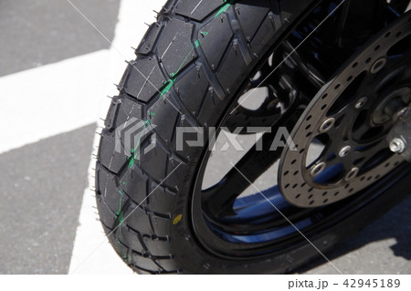 フレッシュなバイクのフロントタイヤ 42945189