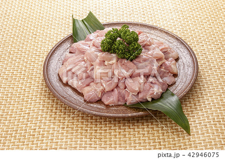 山盛りの鶏肉 42946075