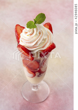 いちごのパフェ いちごのパフェ 42946085