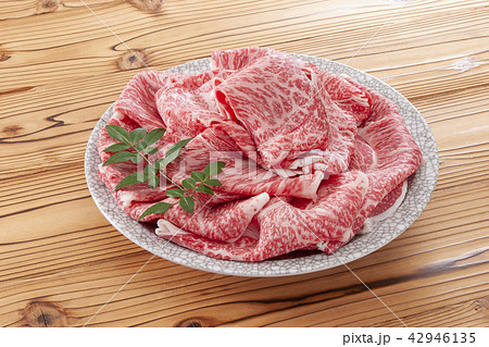 牛肉の薄切り 42946135