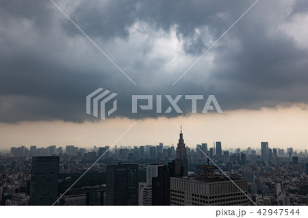 東京上空 不安定な大気 都心部に垂れ込める暗雲 新宿から赤坂方向 18 08 A 1の写真素材