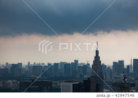 東京上空 不安定な大気 都心部に垂れ込める暗雲 新宿から赤坂方向 18 08 A 3の写真素材