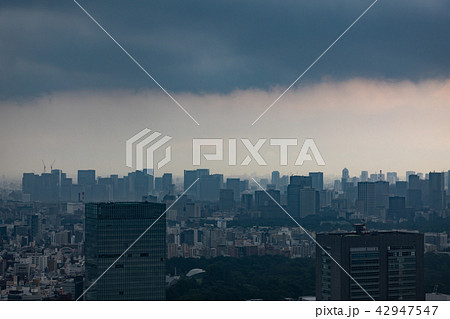 東京上空 不安定な大気 都心部に垂れ込める暗雲 新宿から赤坂方向 18 08 Bの写真素材